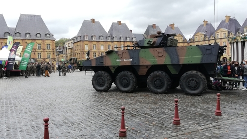Des véhicules militaires place Ducale à Charleville.